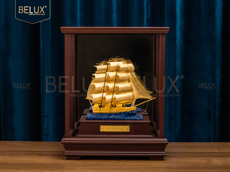 Mô hình thuyền buồm dát vàng 24k&nbsp;28x18x35cm M11